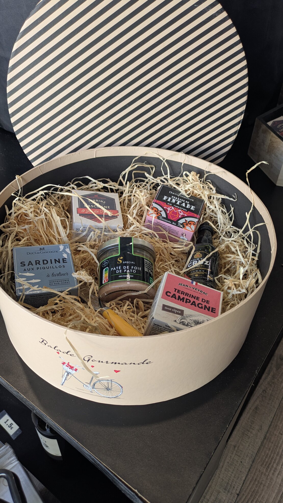 Coffrets cadeaux de bouteilles et produits gourmands