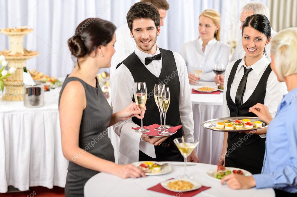 Buffet de réception avec bouteilles de vin et flûtes de mousseux