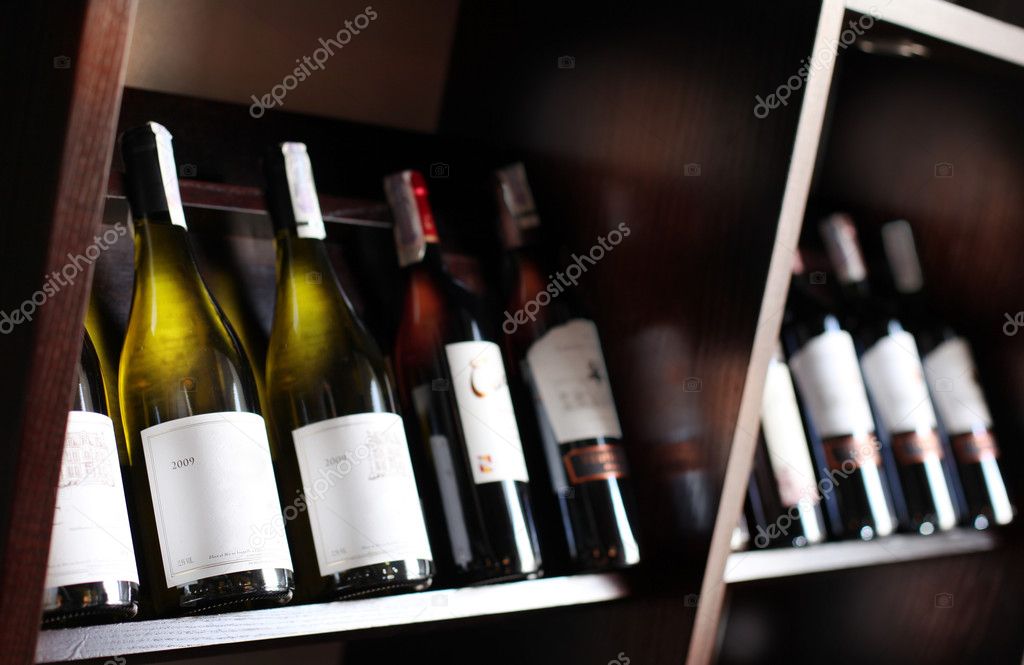 Intérieur chaleureux de la cave avec des étagères de bouteilles