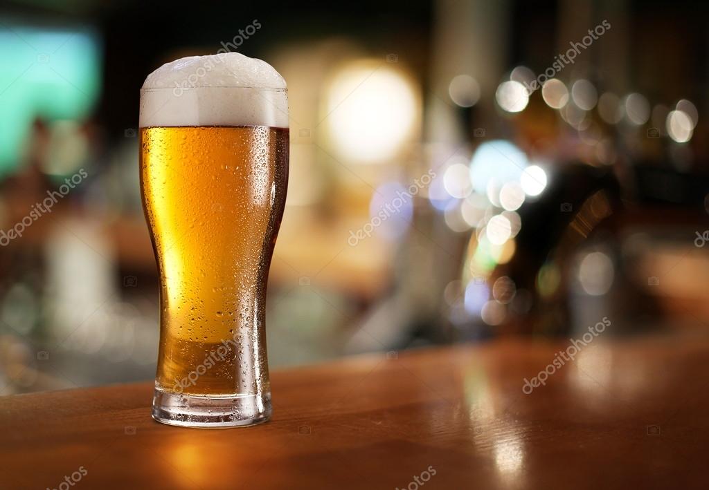 Bar avec tirage à bière et bouteilles alignées