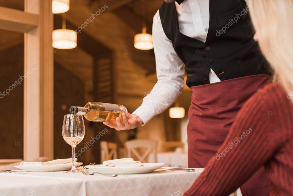 Professionnel de la restauration choisissant des cartons de vin