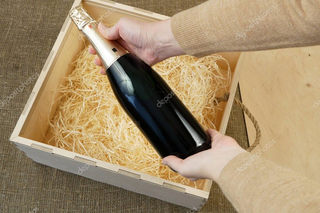 Livraison de cartons de vin devant une maison