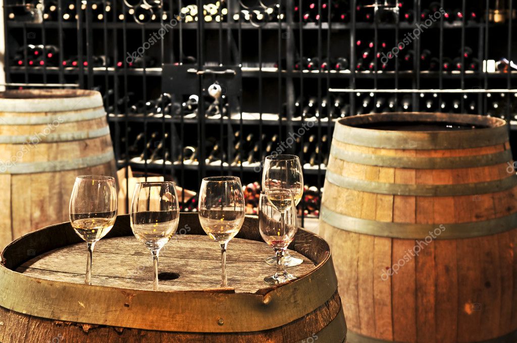 Dégustation de vin avec verres et bouteilles