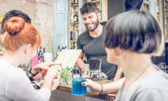 Restaurateur choisissant des cartons de vin dans une réserve