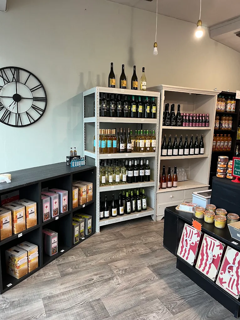 Rayonnages de bouteilles dans la boutique