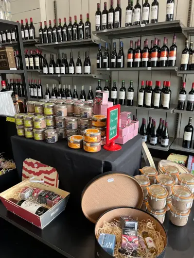 Clients discutant avec le caviste dans une cave conviviale