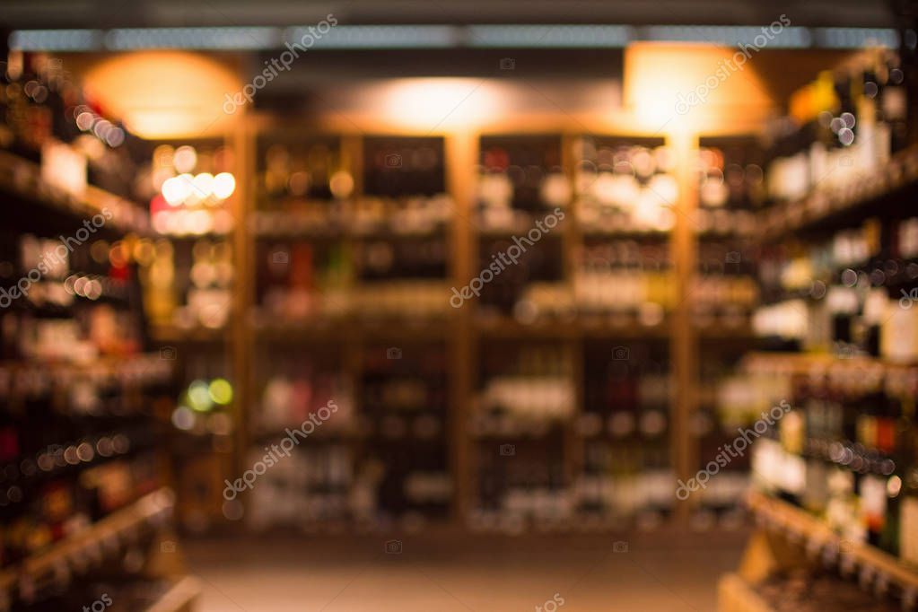 Vue d’ensemble de la cave avec rangées de bouteilles de vins