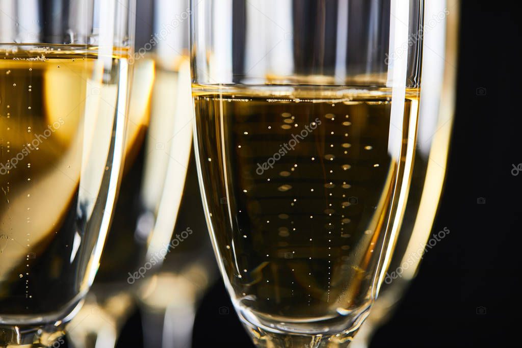Sélection de vins effervescents en avant sur une table de présentation