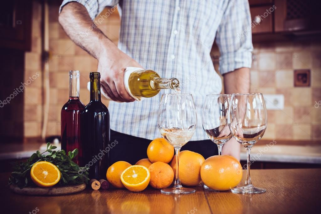 Bouteilles de vins blancs et rosés dans un rayon lumineux